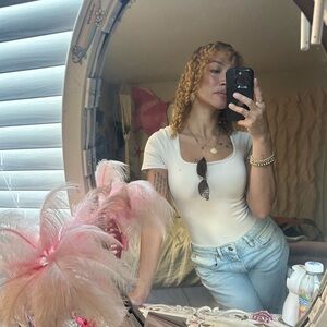 Kissed Queens!! 💞💕🎉like this post to be notified when we go live! 🔥🔥🔥